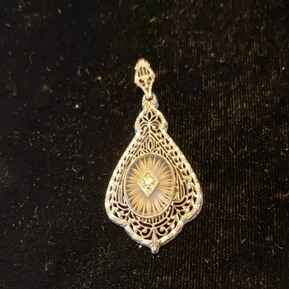 Elegant 10K Gold Filigree Pendant - Picture 1 of 4